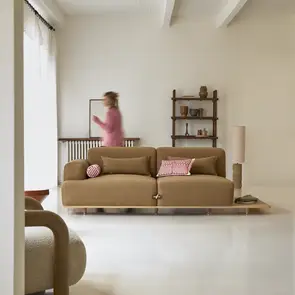 Duffle - 2-Sitzer-Sofa aus Eiche und braunem Stoff mit integrierter Ablageplatte