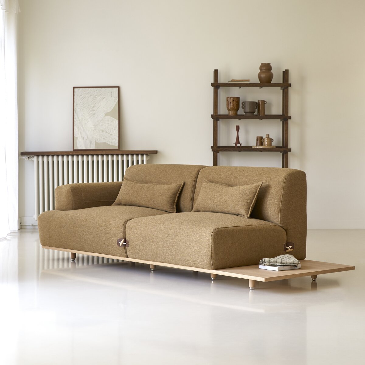 Duffle - 2-Sitzer-Sofa aus Eiche und braunem Stoff mit integrierter Ablageplatte Duffle - 2-Sitzer-Sofa aus Eiche und braunem Stoff mit integrierter Ablageplatte