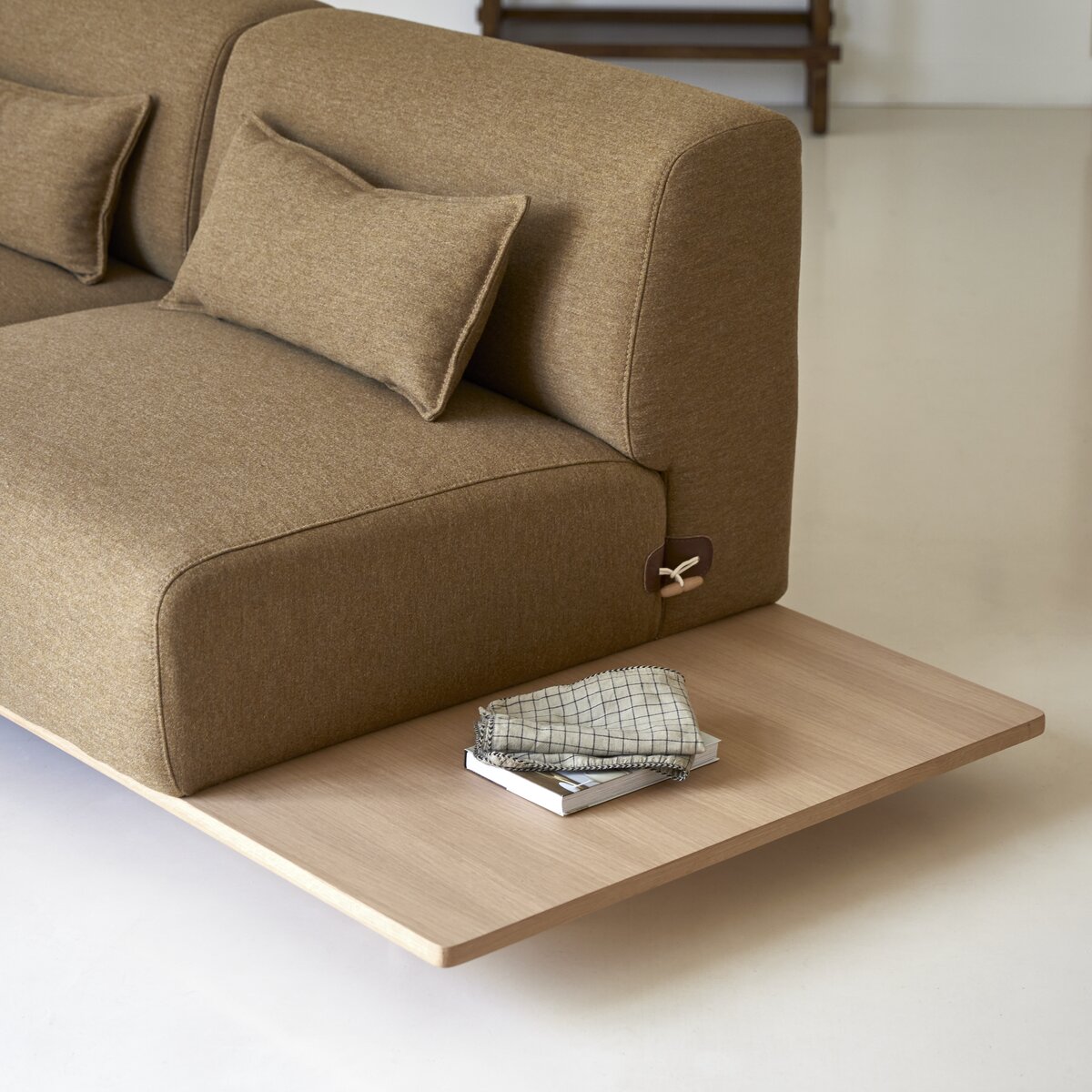 Duffle - 2-Sitzer-Sofa aus Eiche und braunem Stoff mit integrierter Ablageplatte Duffle - 2-Sitzer-Sofa aus Eiche und braunem Stoff mit integrierter Ablageplatte