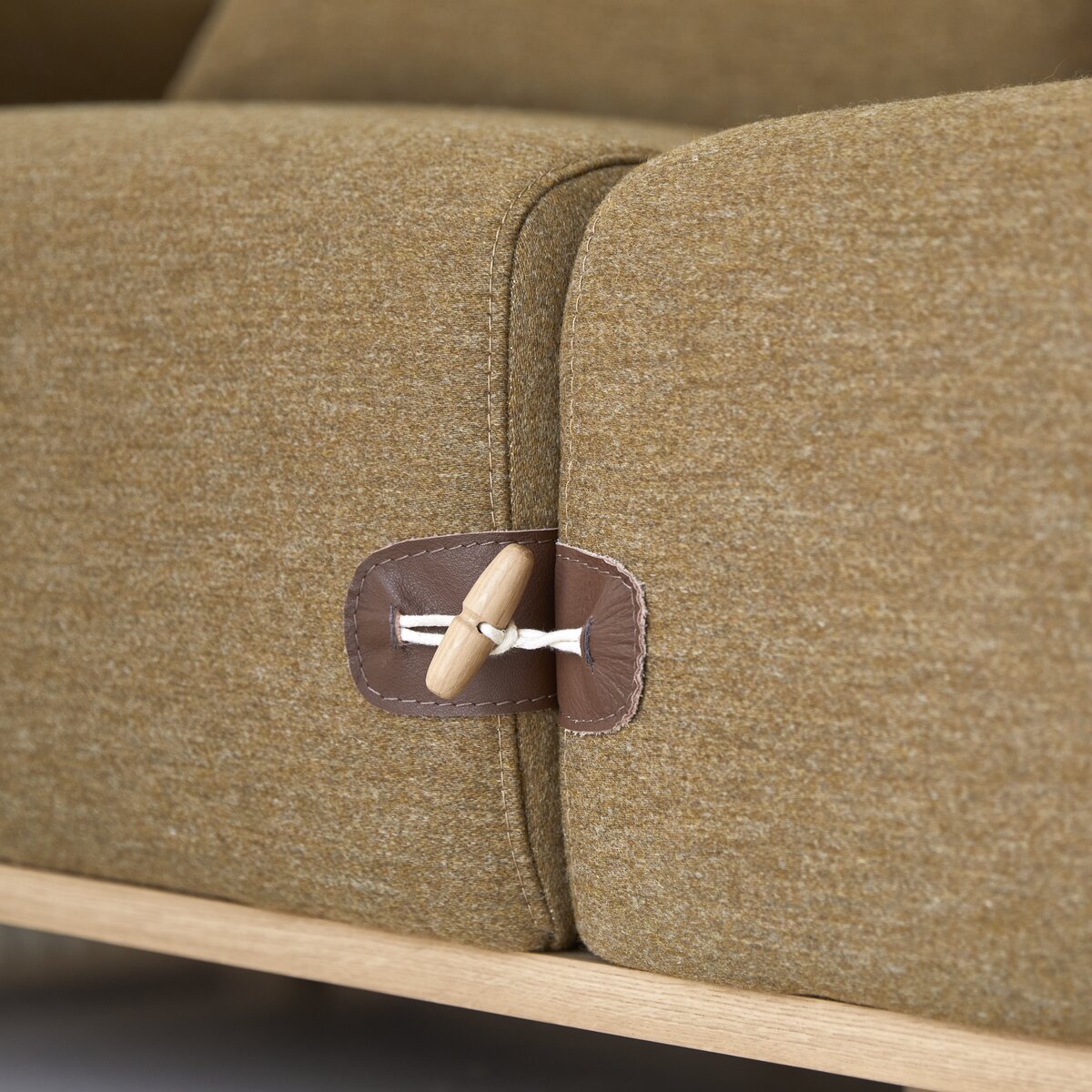 Duffle - 2-Sitzer-Sofa aus Eiche und braunem Stoff mit integrierter Ablageplatte Duffle - 2-Sitzer-Sofa aus Eiche und braunem Stoff mit integrierter Ablageplatte
