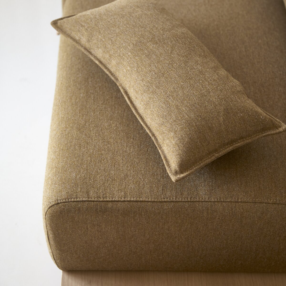 Duffle - 2-Sitzer-Sofa aus Eiche und braunem Stoff mit integrierter Ablageplatte Duffle - 2-Sitzer-Sofa aus Eiche und braunem Stoff mit integrierter Ablageplatte