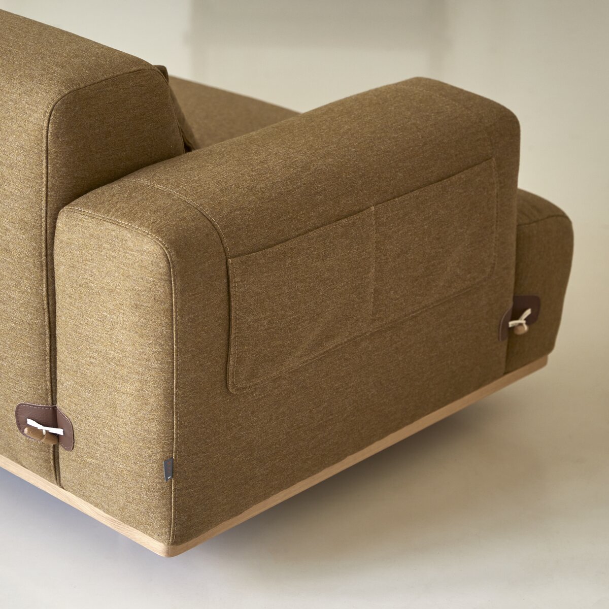 Duffle - Divano a 2 posti in rovere e tessuto marrone con tavolino integrato Duffle - Divano a 2 posti in rovere e tessuto marrone con tavolino integrato