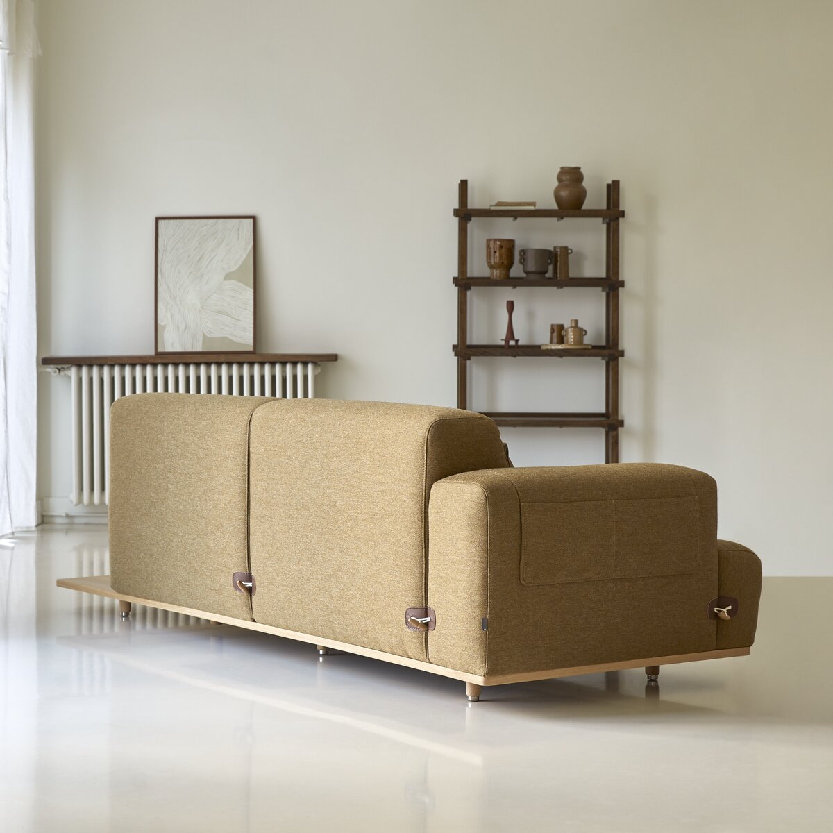 Duffle - 2-Sitzer-Sofa aus Eiche und braunem Stoff mit integrierter Ablageplatte Duffle - 2-Sitzer-Sofa aus Eiche und braunem Stoff mit integrierter Ablageplatte