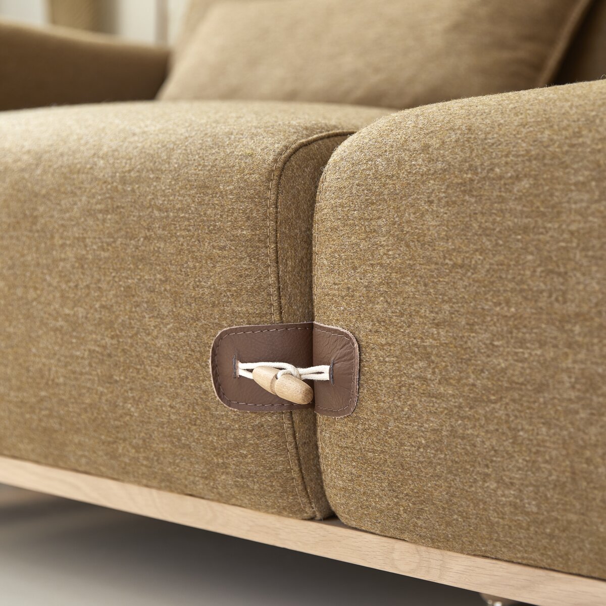 Duffle - Divano angolare destro in tessuto marrone e rovere 295 x 170 cm Duffle - Divano angolare destro in tessuto marrone e rovere 295 x 170 cm