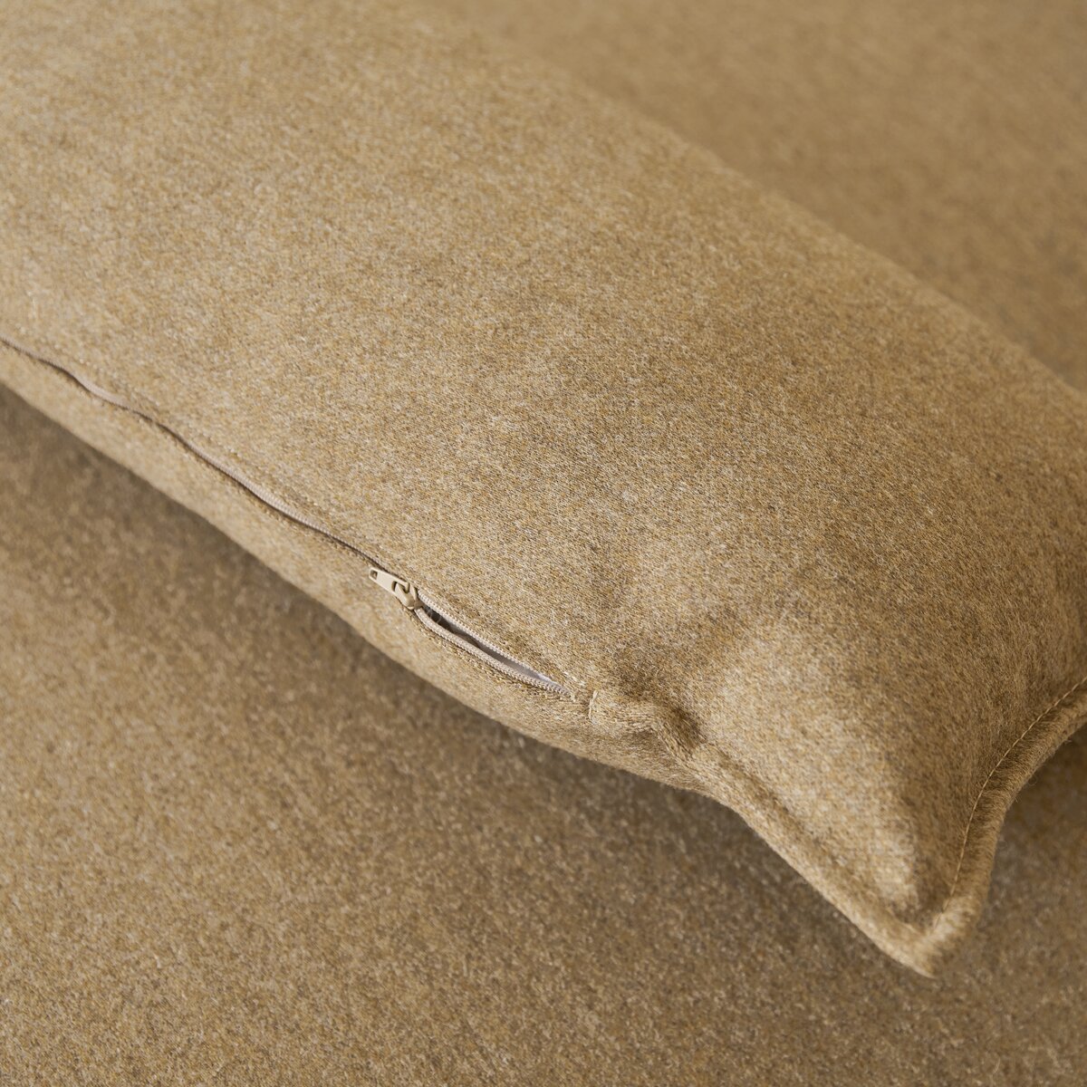 Duffle - Divano angolare destro in tessuto marrone e rovere 295 x 170 cm Duffle - Divano angolare destro in tessuto marrone e rovere 295 x 170 cm