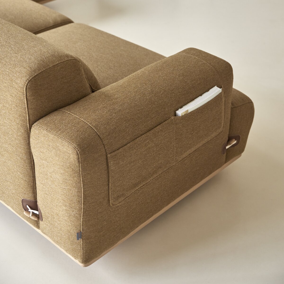 Duffle - Divano angolare destro in tessuto marrone e rovere 295 x 170 cm Duffle - Divano angolare destro in tessuto marrone e rovere 295 x 170 cm