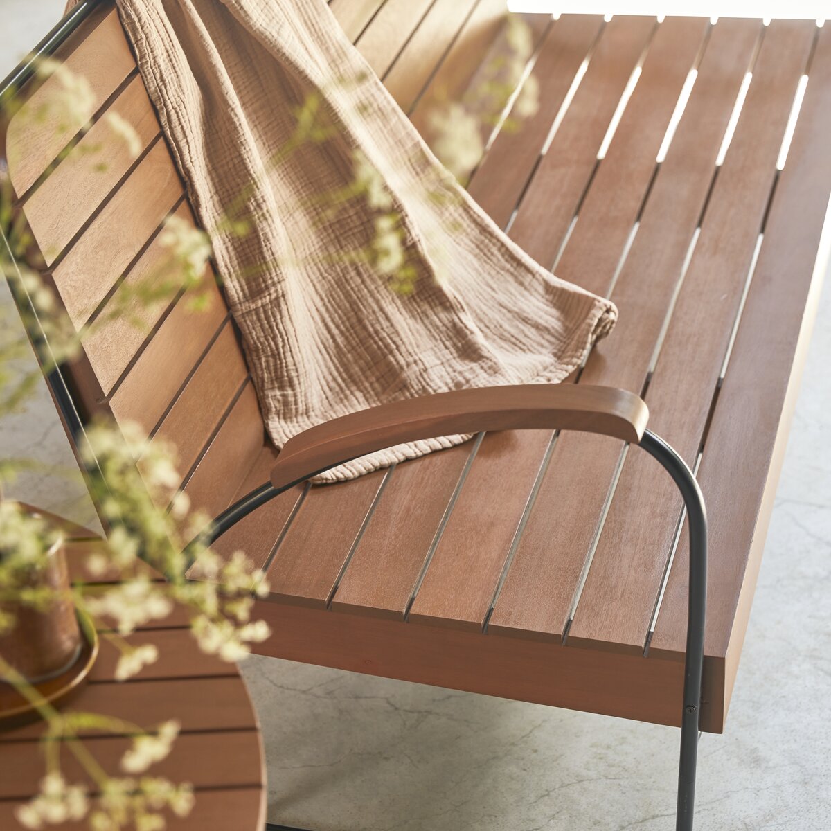 Banc de jardin en bois pour profiter de son jardin - acacia, teck