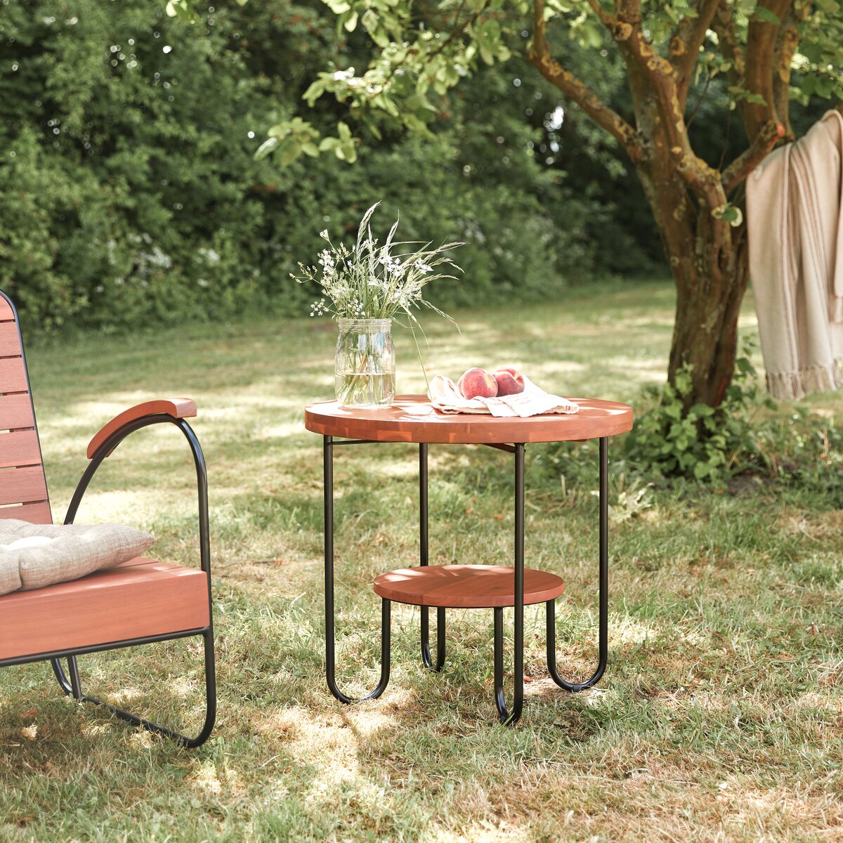 Table basse de jardin en acacia avec plateau de rangement