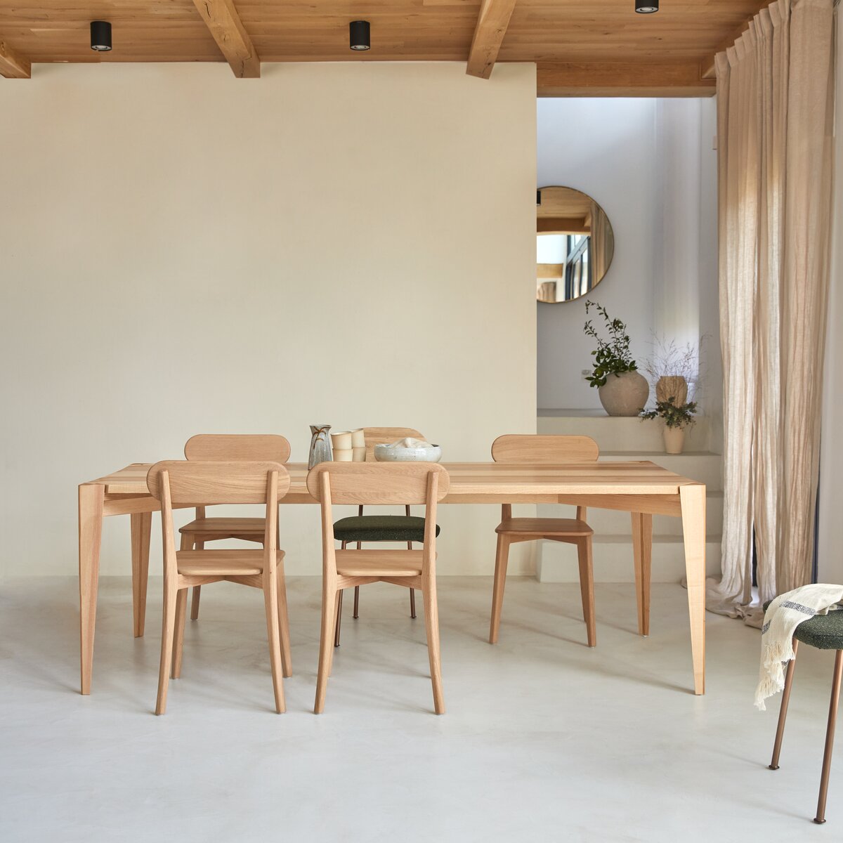 Paulin - Table en frêne olivier massif français 6-8 pers. Paulin - Table en frêne olivier massif français 6-8 pers.