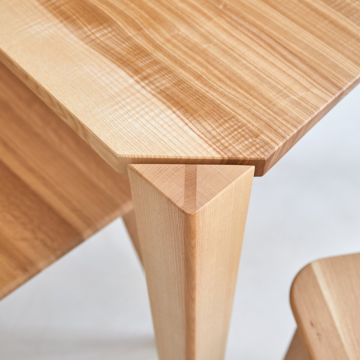 Paulin - Table en frêne olivier massif français 6-8 pers. Paulin - Table en frêne olivier massif français 6-8 pers.