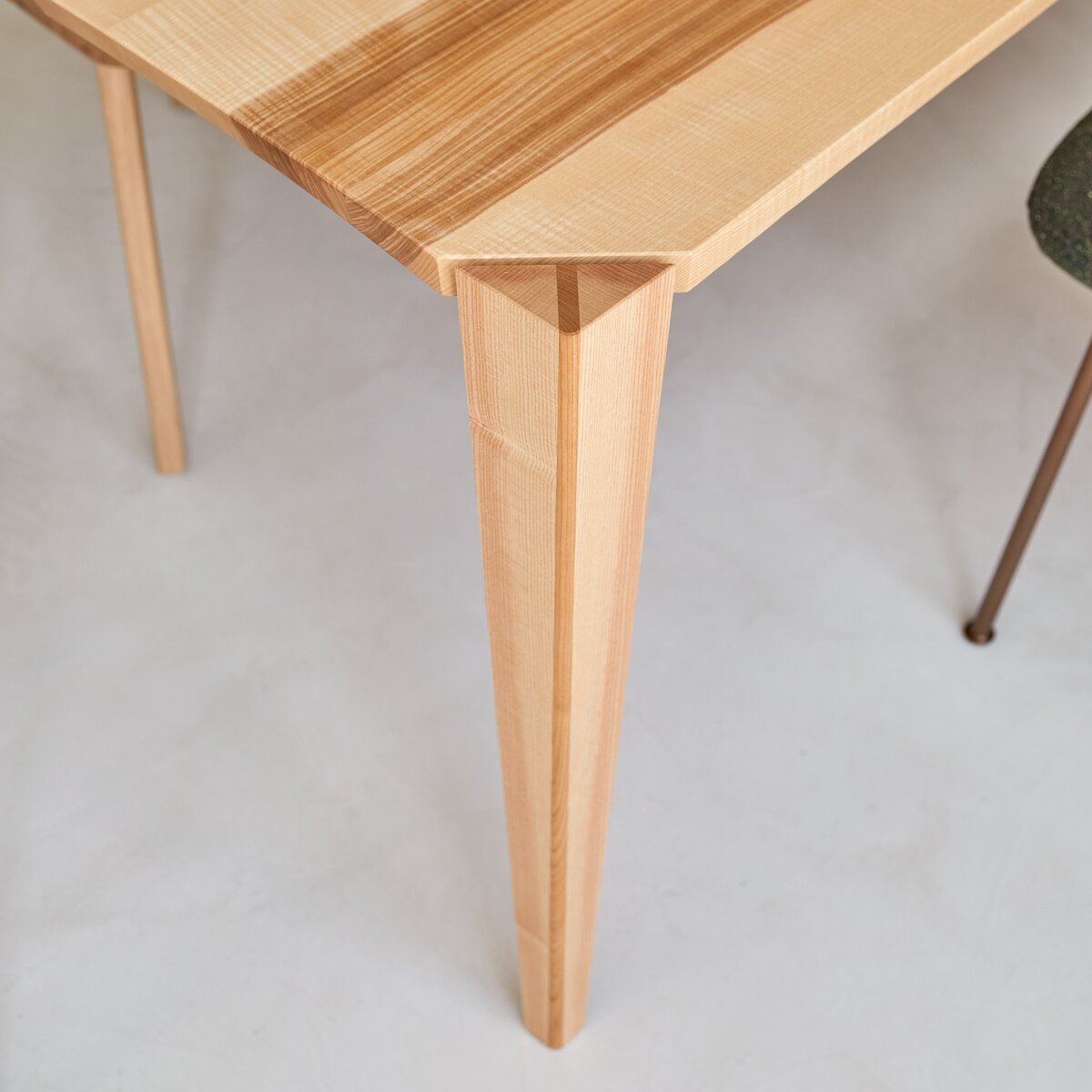 Paulin - Table en frêne olivier massif français 6-8 pers. Paulin - Table en frêne olivier massif français 6-8 pers.