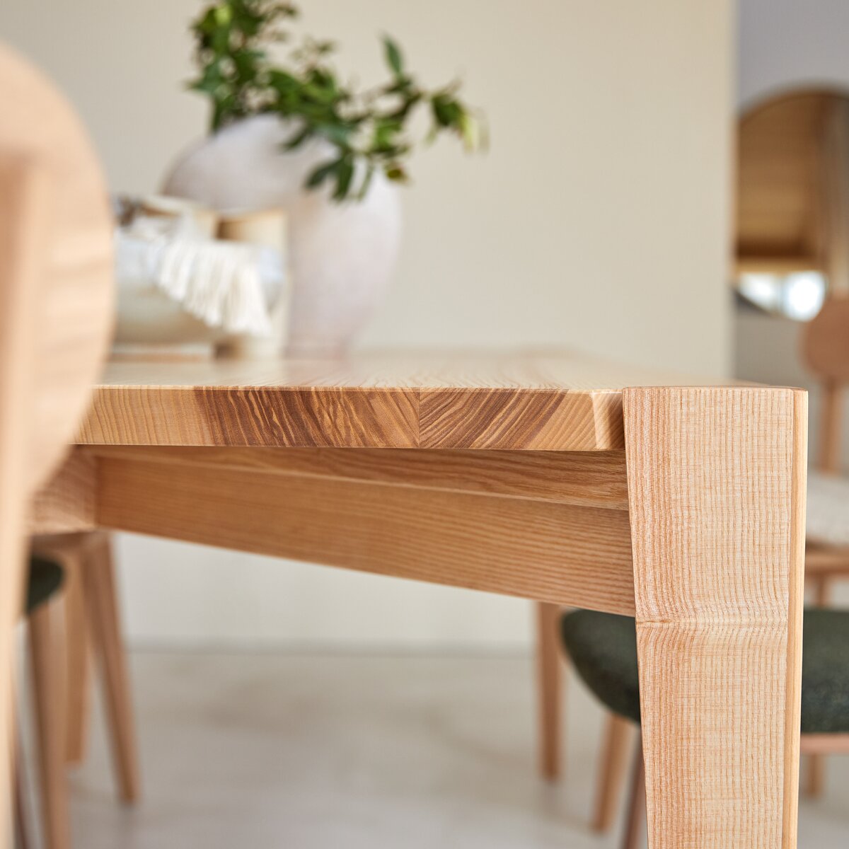 Paulin - Table en frêne olivier massif français 6-8 pers. Paulin - Table en frêne olivier massif français 6-8 pers.