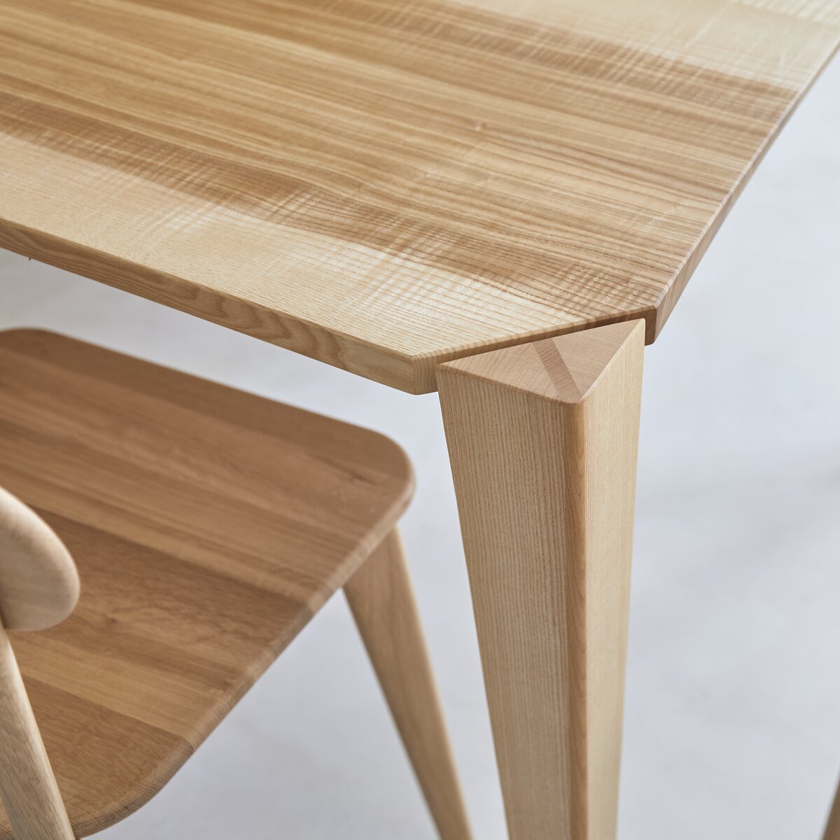 Paulin - Table en frêne olivier massif français 6-8 pers. Paulin - Table en frêne olivier massif français 6-8 pers.