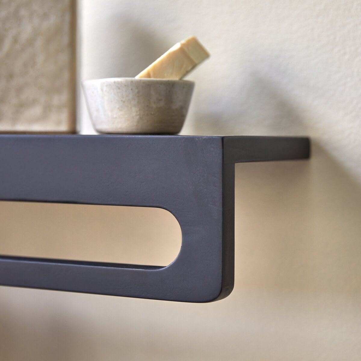 Clea - Porte serviette mural en terrazzo black Clea - Porte serviette mural en terrazzo black