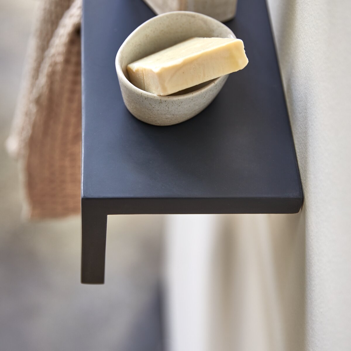 Clea - Porte serviette mural en terrazzo black Clea - Porte serviette mural en terrazzo black
