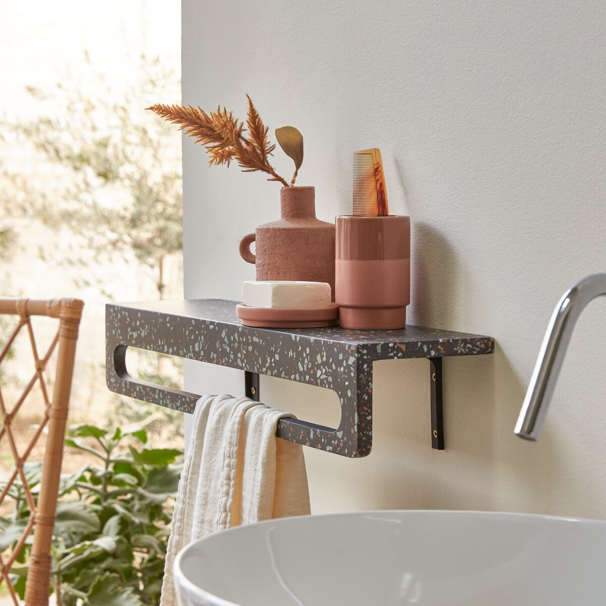 Clea - Porte serviette mural en terrazzo confetti Clea - Porte serviette mural en terrazzo confetti