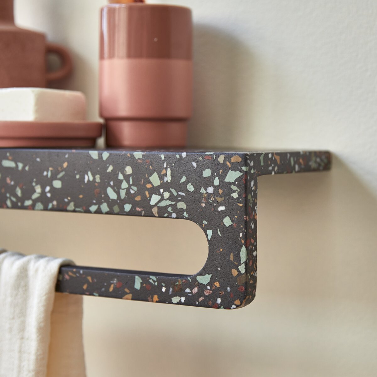 Clea - Porte serviette mural en terrazzo confetti Clea - Porte serviette mural en terrazzo confetti