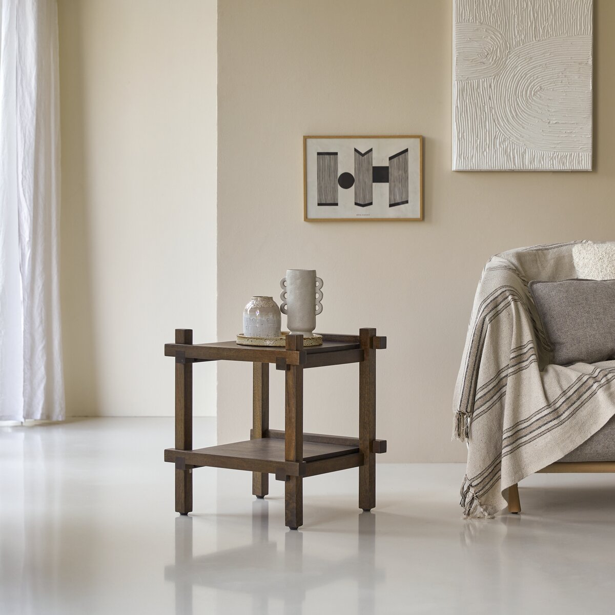 Tavolino laterale a forma di U 45x30x61cm Legno massello di mango Tavolino laterale a forma di U 45x30x61cm Legno massello di mango