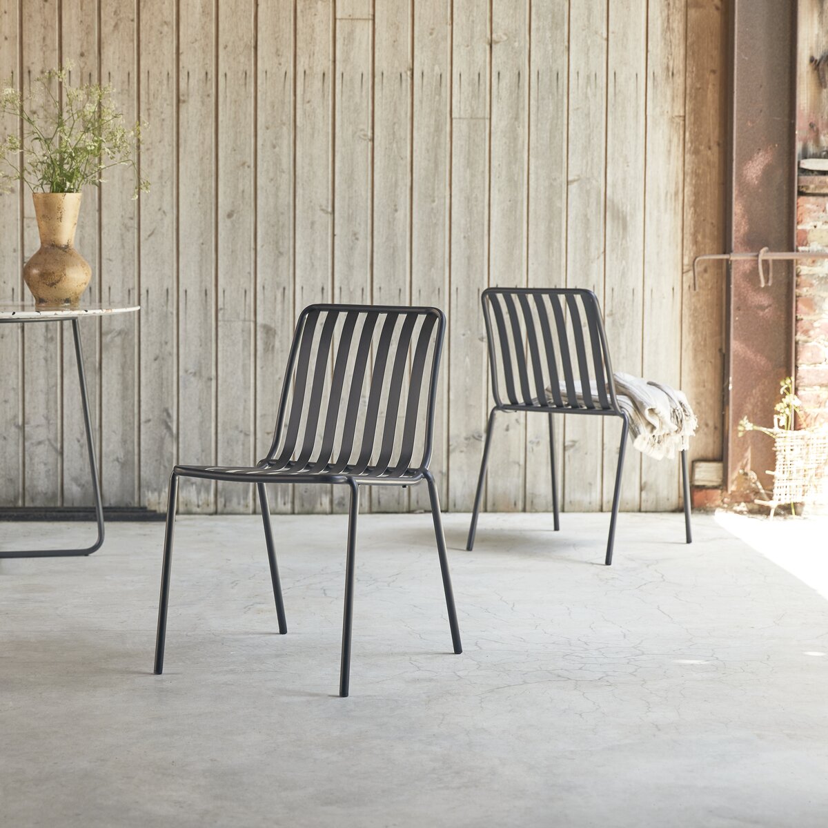 Chaise de jardin en métal gris foncé - Mobilier d'extérieur - Tikamoon