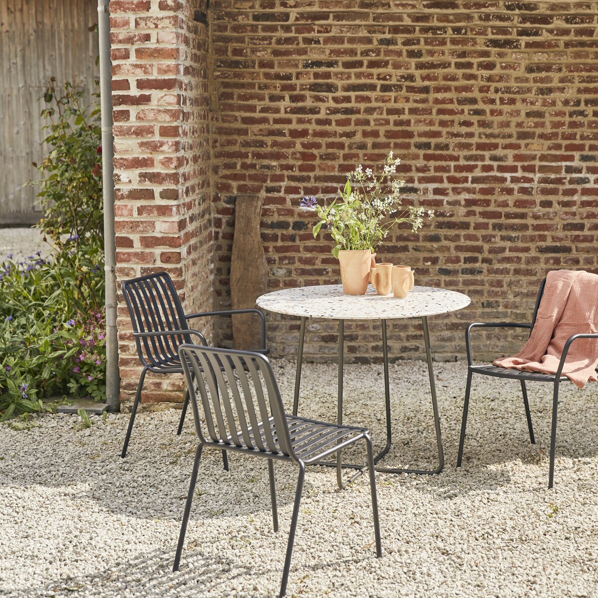 Elio - Table de jardin ronde en terrazzo premium et métal brown 4 pers. Elio - Table de jardin ronde en terrazzo premium et métal brown 4 pers.