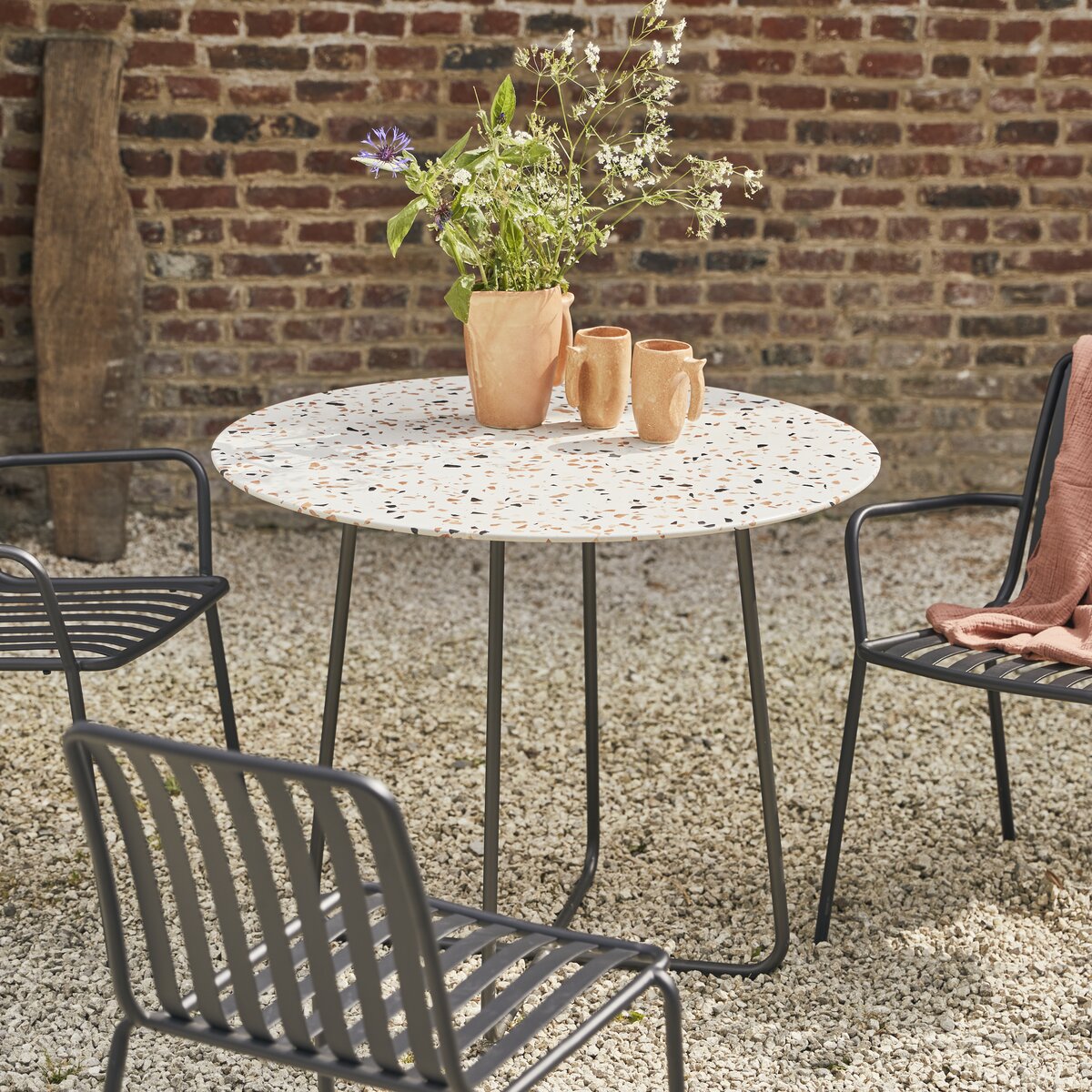 Elio - Table de jardin ronde en terrazzo premium et métal brown 4 pers. Elio - Table de jardin ronde en terrazzo premium et métal brown 4 pers.