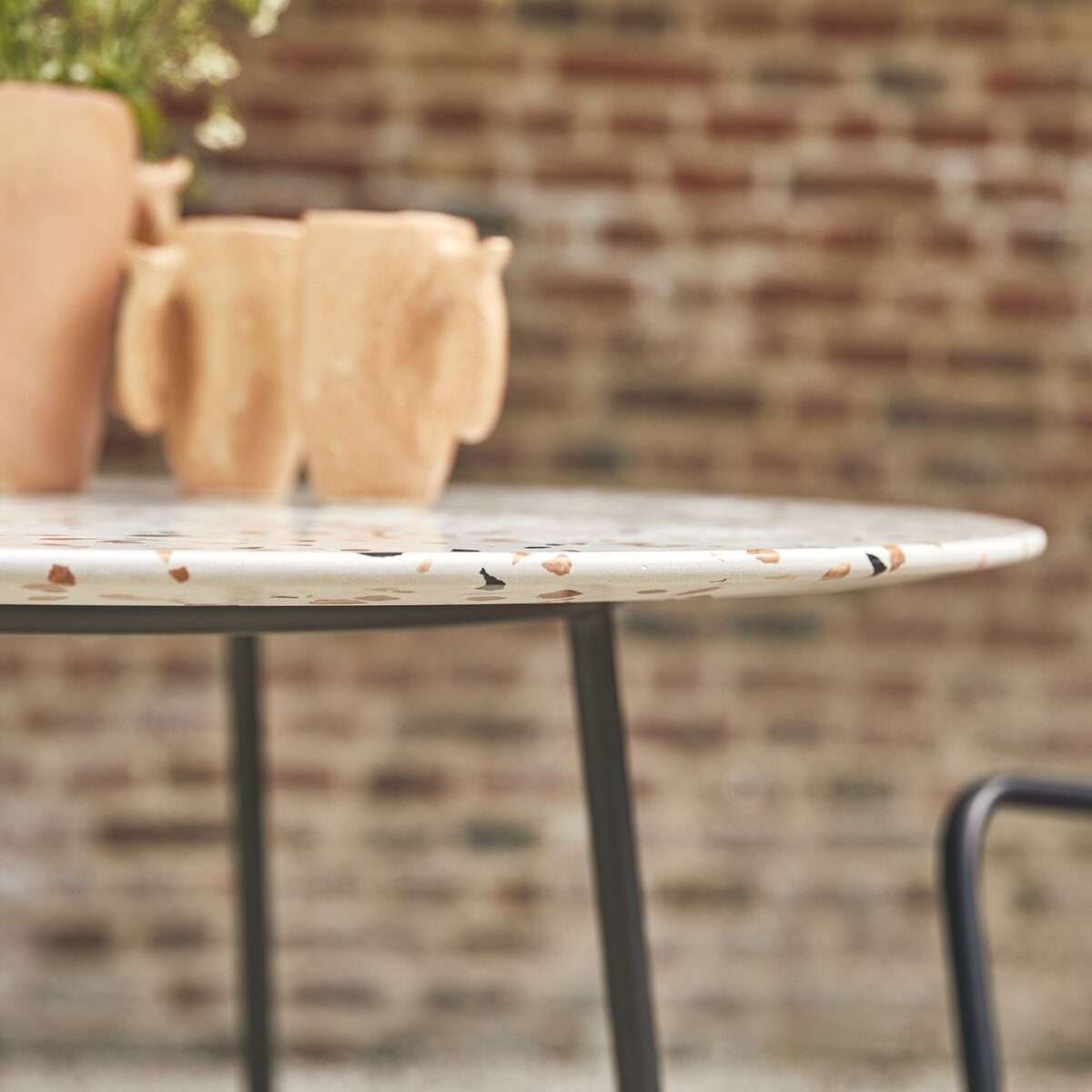 Elio - Table de jardin ronde en terrazzo premium et métal brown 4 pers. Elio - Table de jardin ronde en terrazzo premium et métal brown 4 pers.