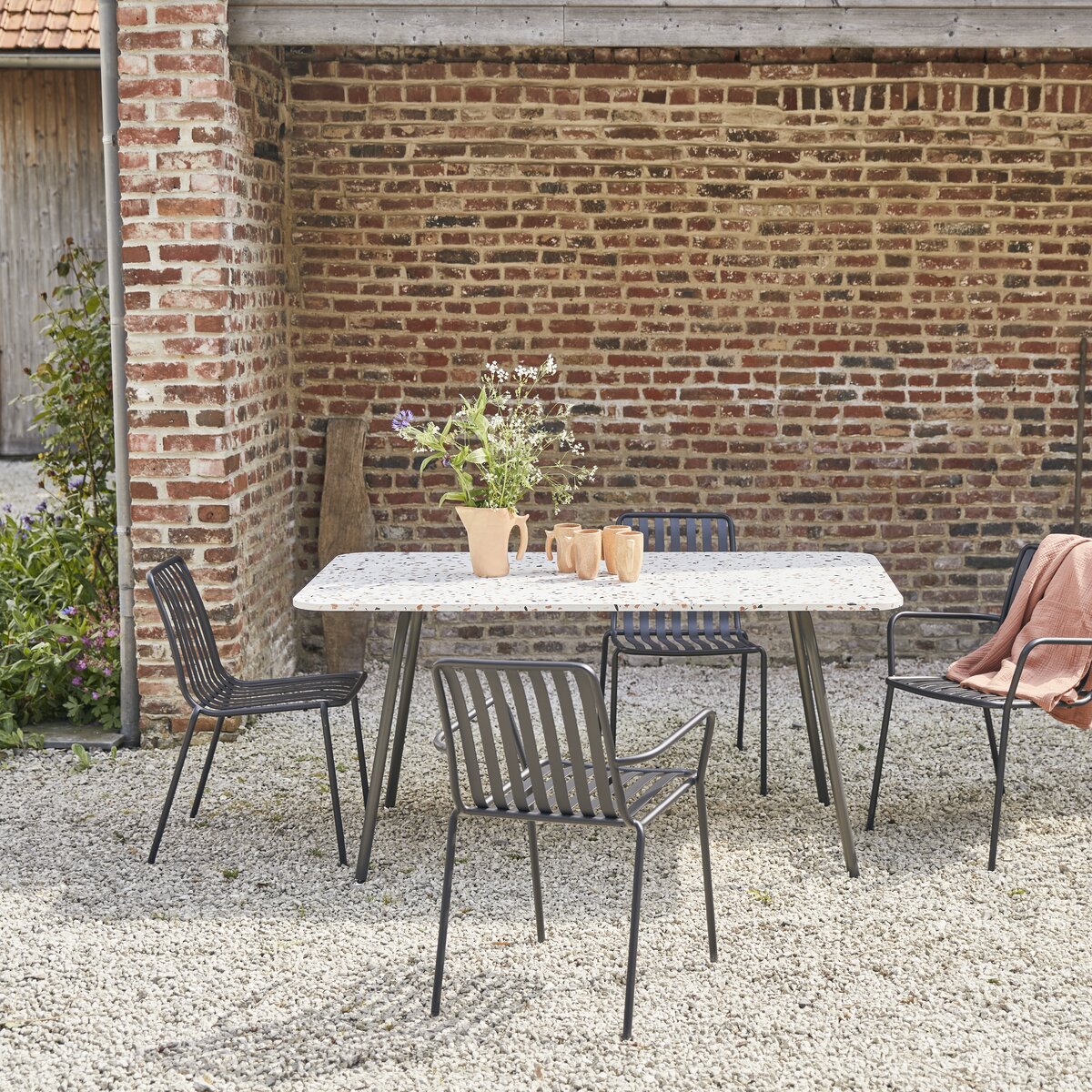 Elio - Table de jardin rectangulaire en terrazzo premium et métal brown 4/6 pers. Elio - Table de jardin rectangulaire en terrazzo premium et métal brown 4/6 pers.