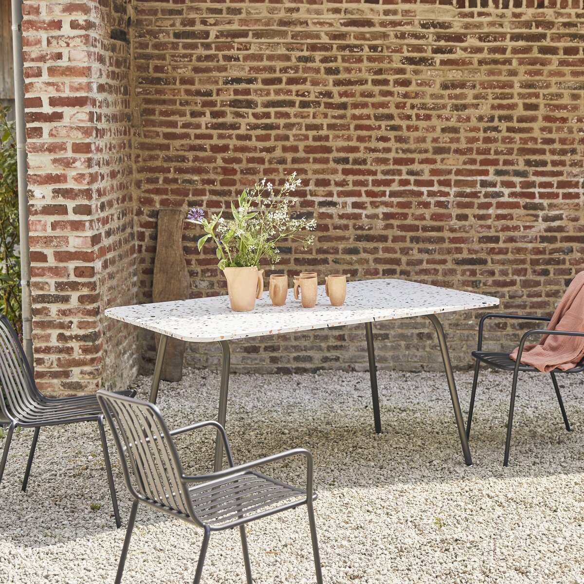 Elio - Table de jardin rectangulaire en terrazzo premium et métal brown 4/6 pers. Elio - Table de jardin rectangulaire en terrazzo premium et métal brown 4/6 pers.