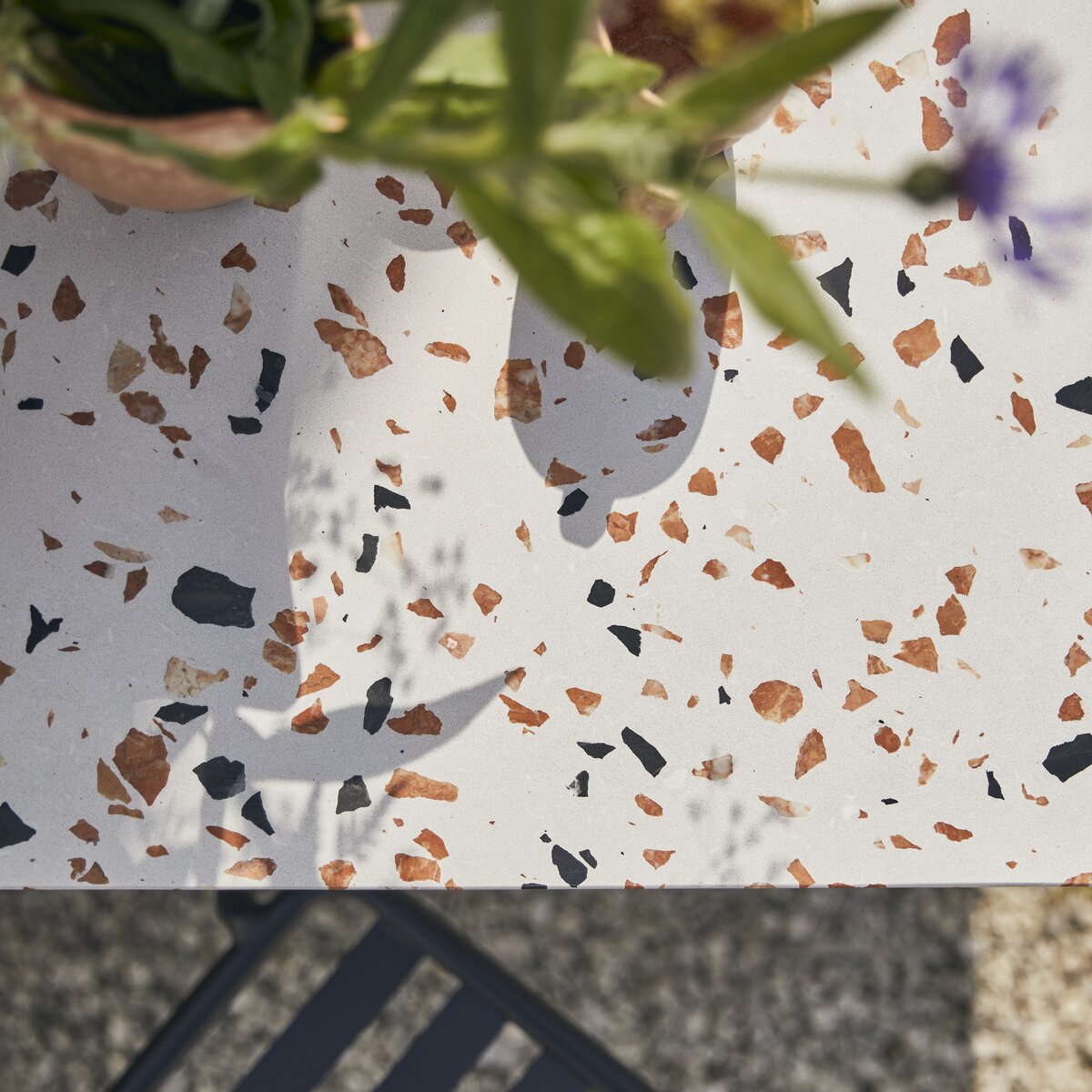 Elio - Table de jardin rectangulaire en terrazzo premium et métal brown 4/6 pers. Elio - Table de jardin rectangulaire en terrazzo premium et métal brown 4/6 pers.