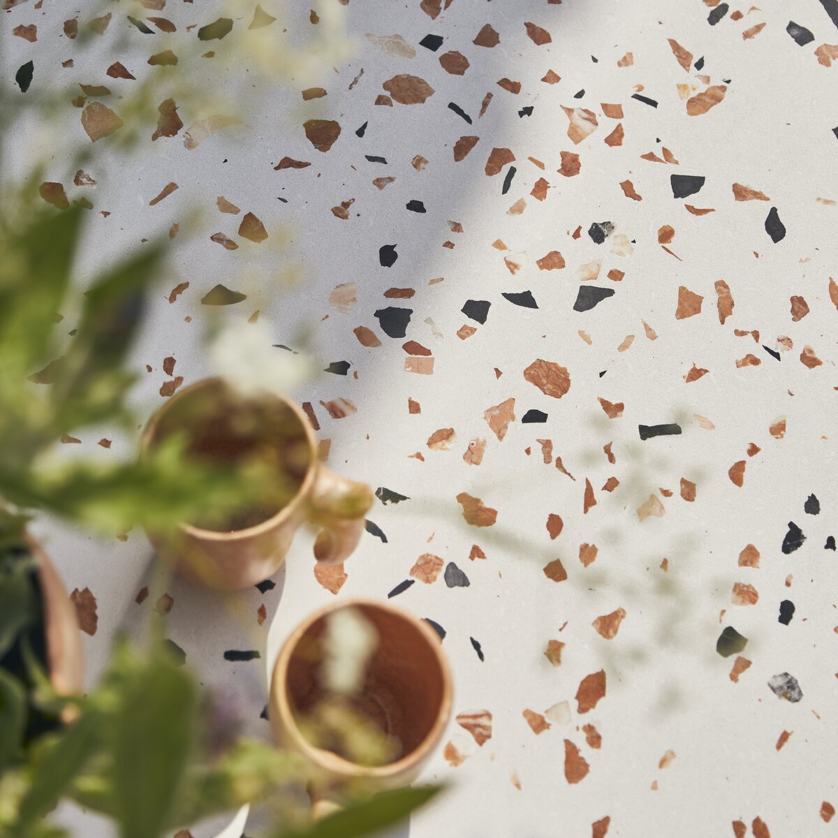Elio - Table de jardin rectangulaire en terrazzo premium et métal brown 4/6 pers. Elio - Table de jardin rectangulaire en terrazzo premium et métal brown 4/6 pers.