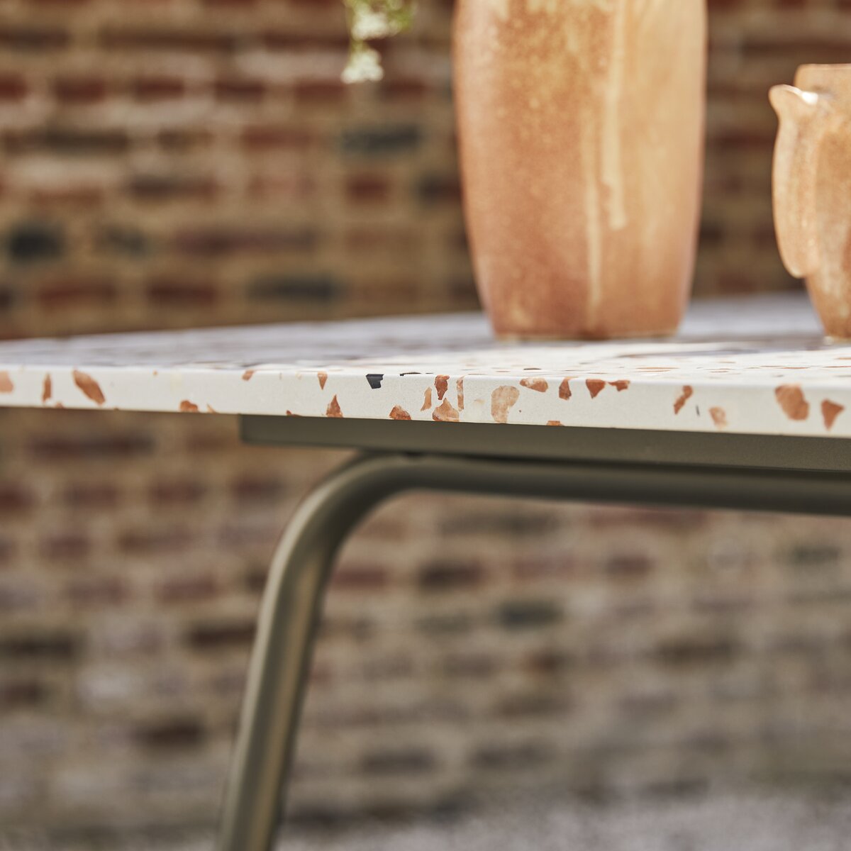 Elio - Table de jardin rectangulaire en terrazzo premium et métal brown 4/6 pers. Elio - Table de jardin rectangulaire en terrazzo premium et métal brown 4/6 pers.