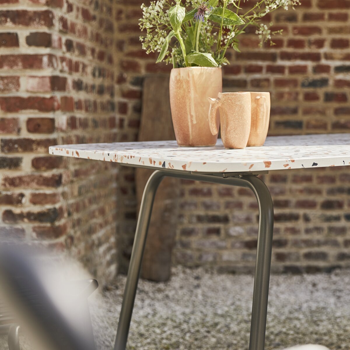 Elio - Table de jardin rectangulaire en terrazzo premium et métal brown 4/6 pers. Elio - Table de jardin rectangulaire en terrazzo premium et métal brown 4/6 pers.