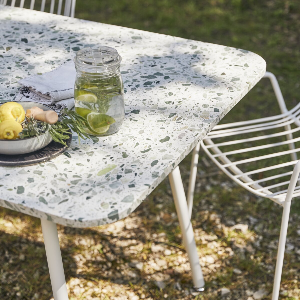Elio - Table de jardin rectangulaire en terrazzo premium et métal green 4/6 pers. Elio - Table de jardin rectangulaire en terrazzo premium et métal green 4/6 pers.