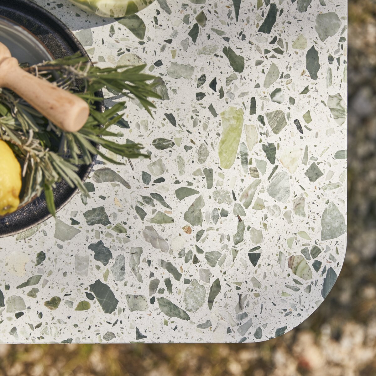 Elio - Table de jardin rectangulaire en terrazzo premium et métal green 4/6 pers. Elio - Table de jardin rectangulaire en terrazzo premium et métal green 4/6 pers.