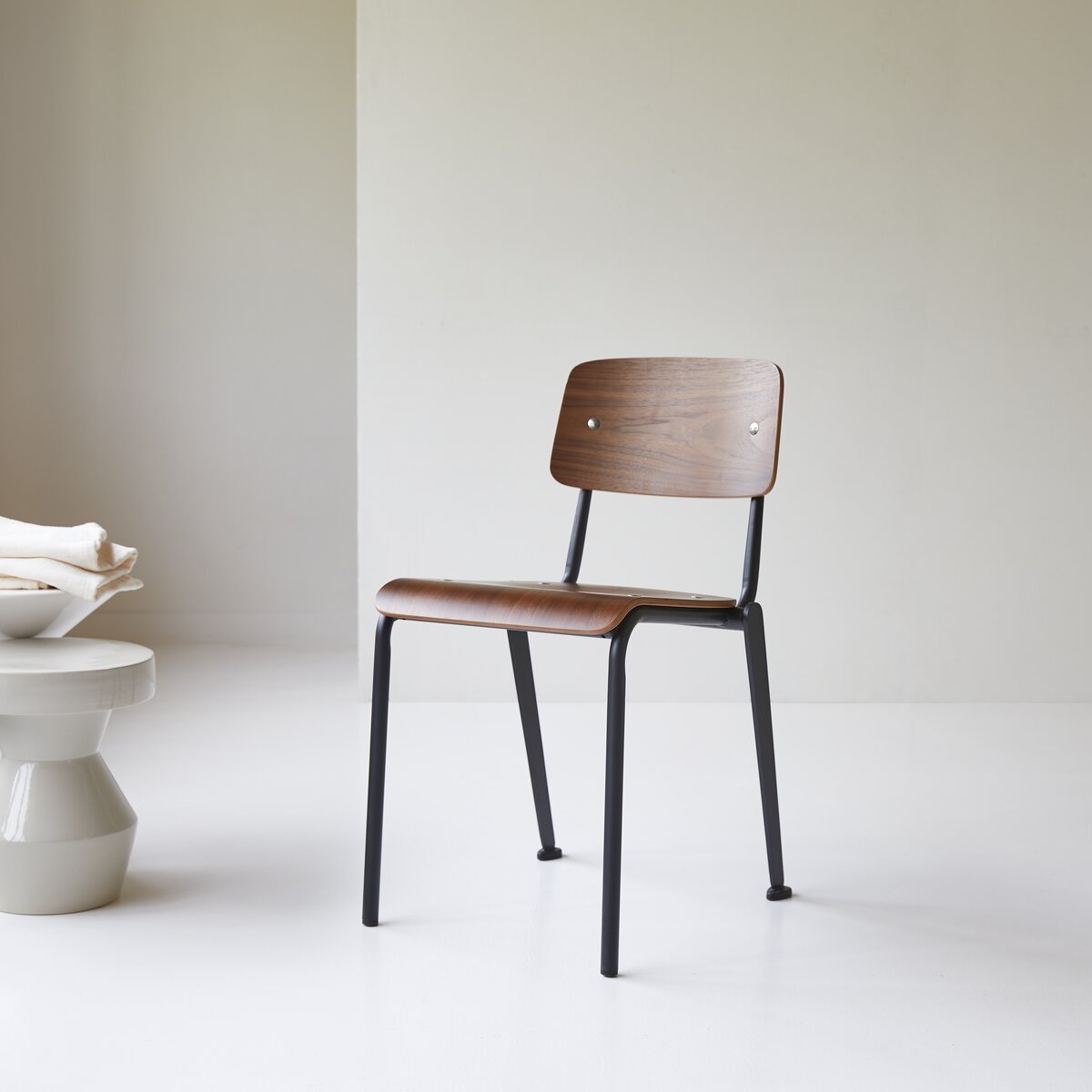 Mio - Black metal and walnut chair Mio - Black metal and walnut chair