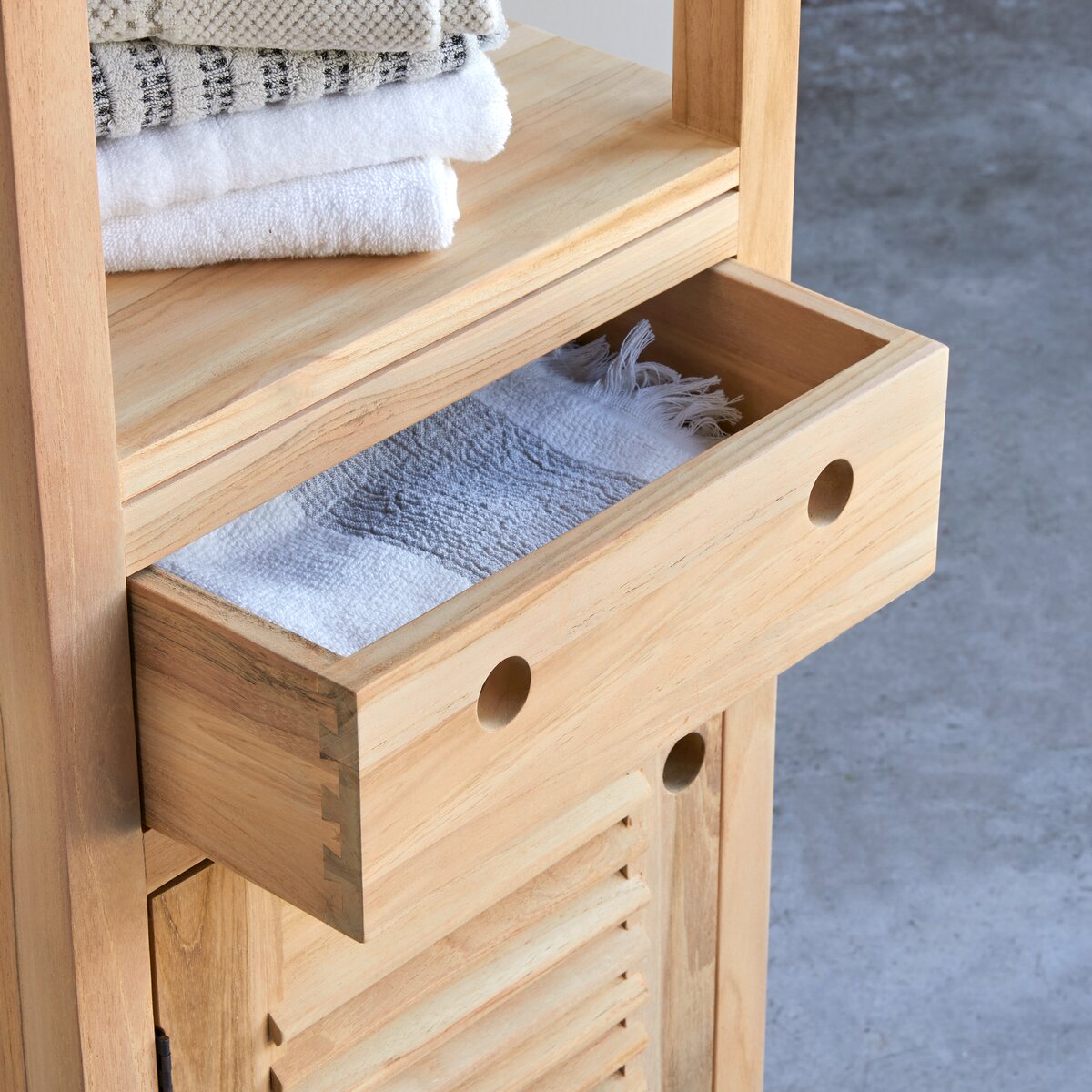 Coline - Hochschrank aus massivem Teakholz Coline - Hochschrank aus massivem Teakholz