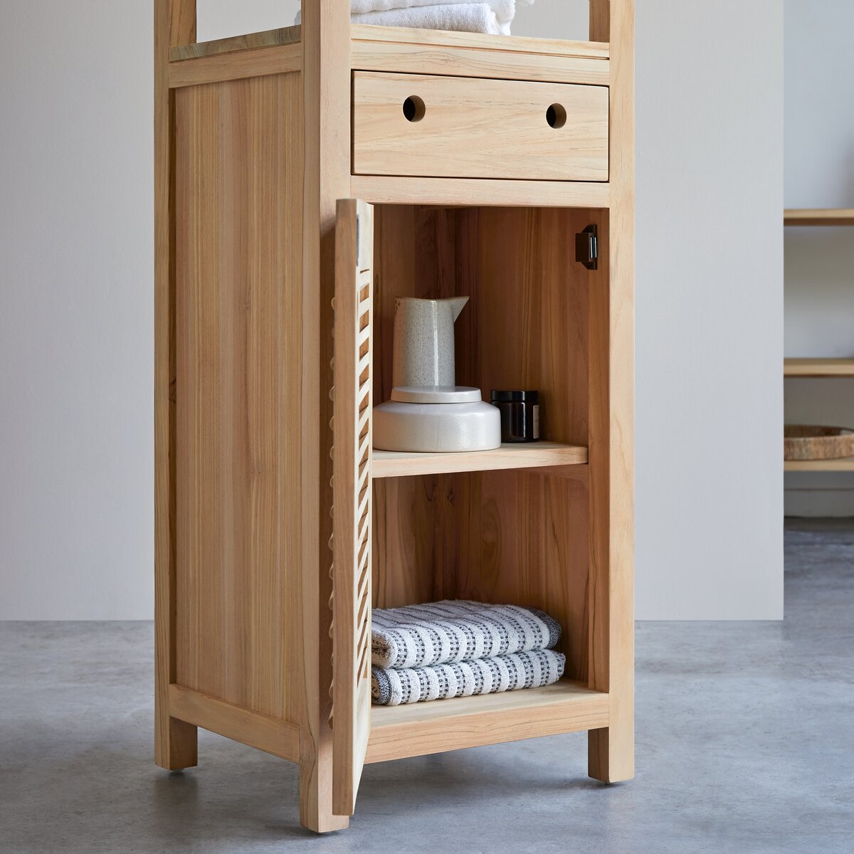 Coline - Hochschrank aus massivem Teakholz Coline - Hochschrank aus massivem Teakholz