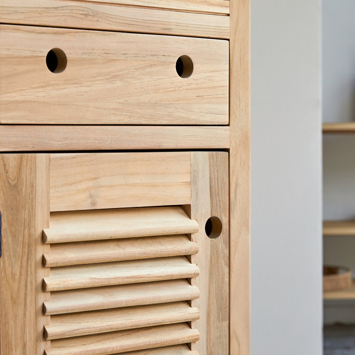 Coline - Hochschrank aus massivem Teakholz Coline - Hochschrank aus massivem Teakholz
