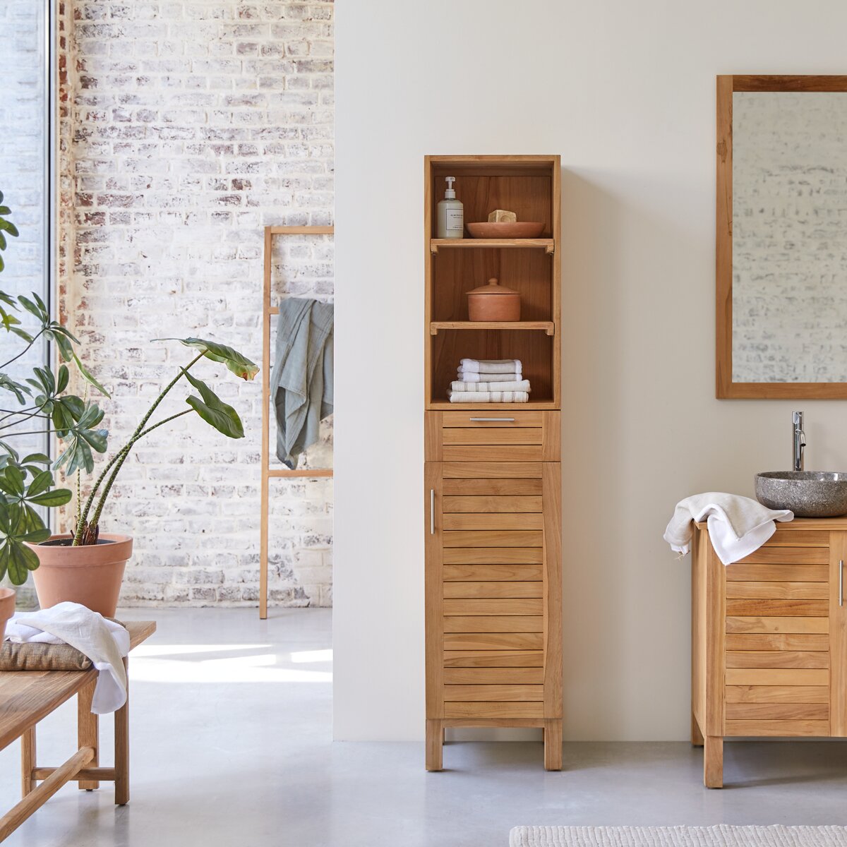Soho - Hochschrank aus massivem Teakholz Soho - Hochschrank aus massivem Teakholz