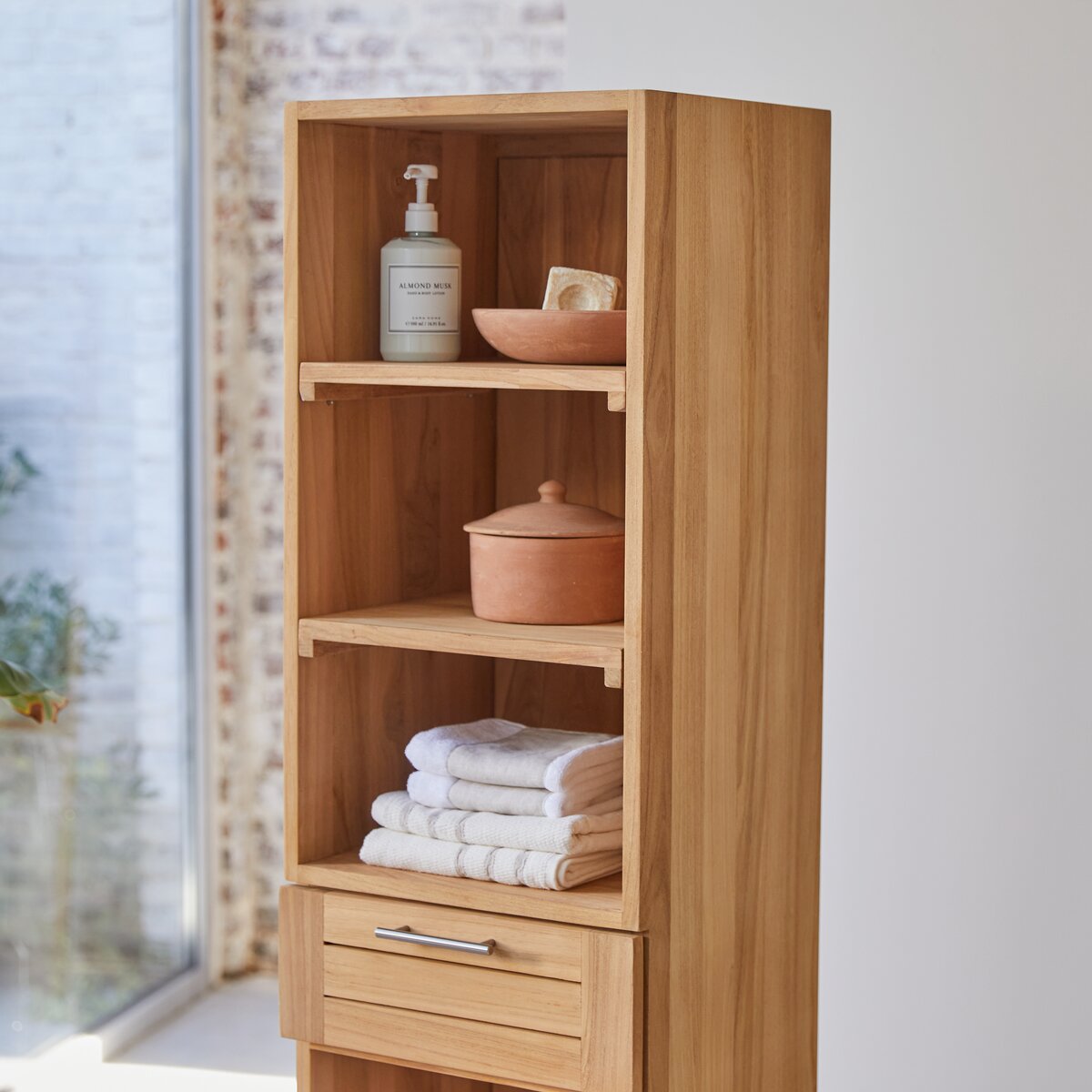 Soho - Hochschrank aus massivem Teakholz Soho - Hochschrank aus massivem Teakholz