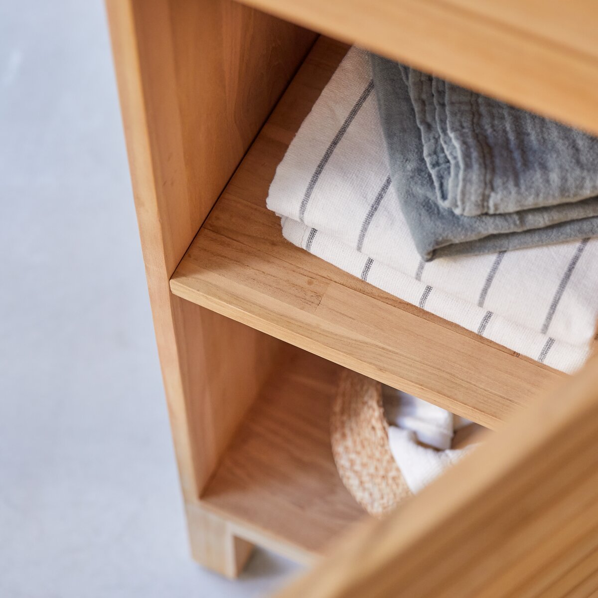 Soho - Hochschrank aus massivem Teakholz Soho - Hochschrank aus massivem Teakholz