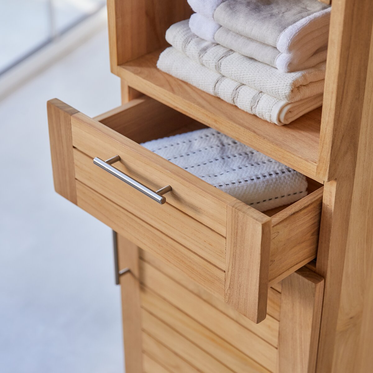Soho - Hochschrank aus massivem Teakholz Soho - Hochschrank aus massivem Teakholz