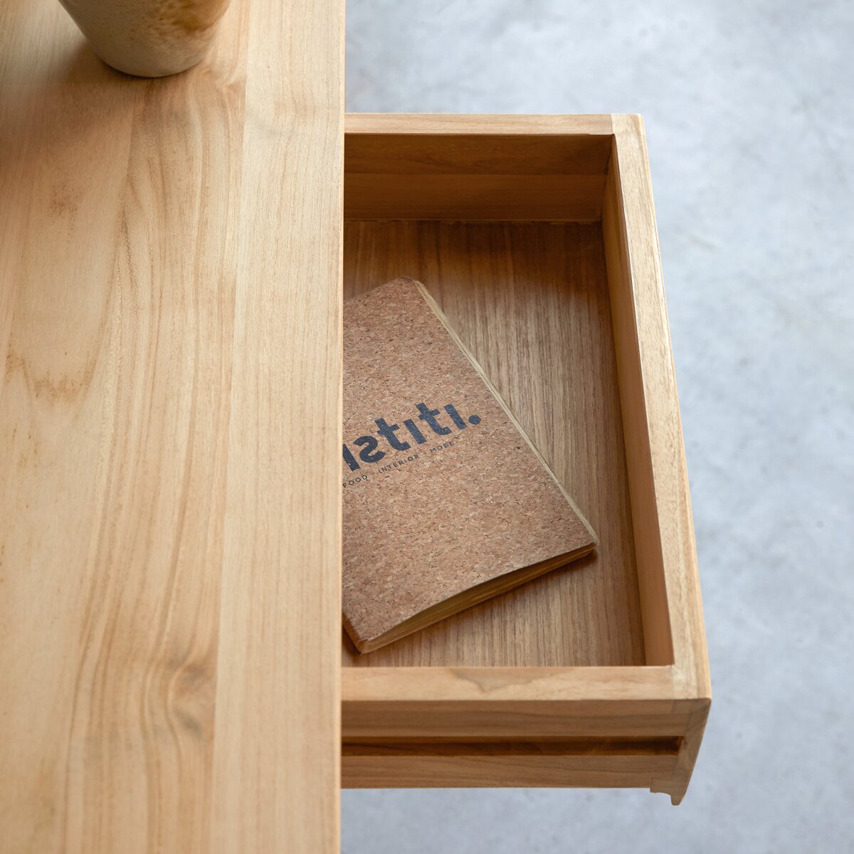 Console en bois avec panier en rotin : teck naturel et massif